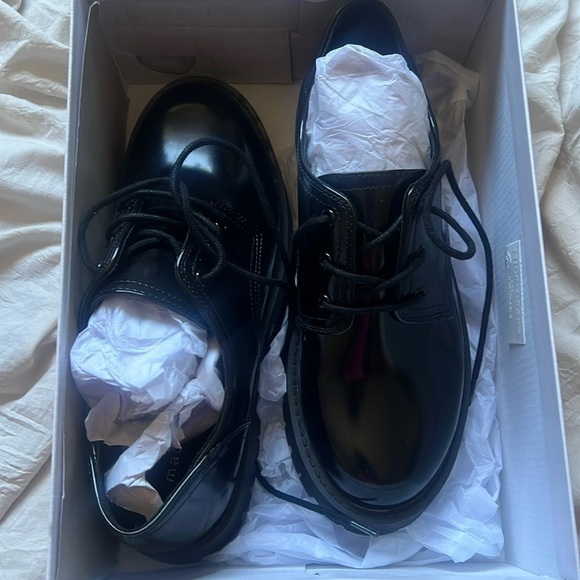 High-Shine Platform Oxfords – Model Off Duty Cool Meets Office Chic
Loafers - Picture 2 of 3